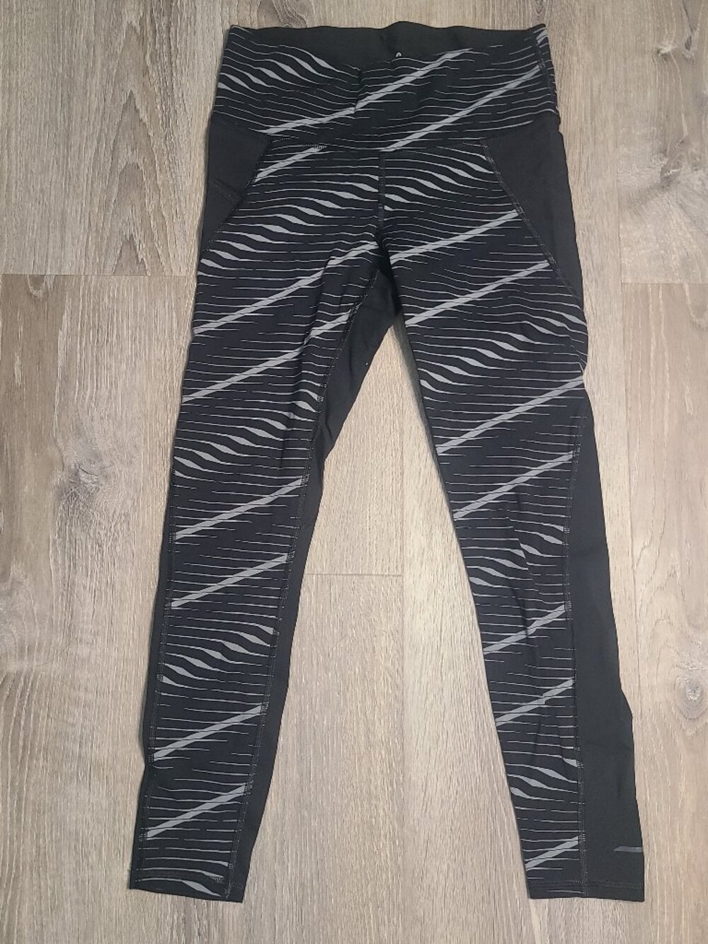 Athleta Waves Stealth 7/8 Tight Leggings Black Gray Striped - Size S